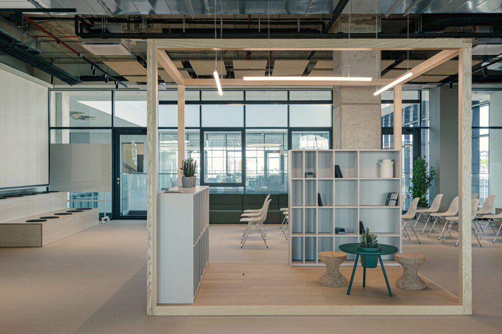 Enterijer open space sa drvenom pregradom