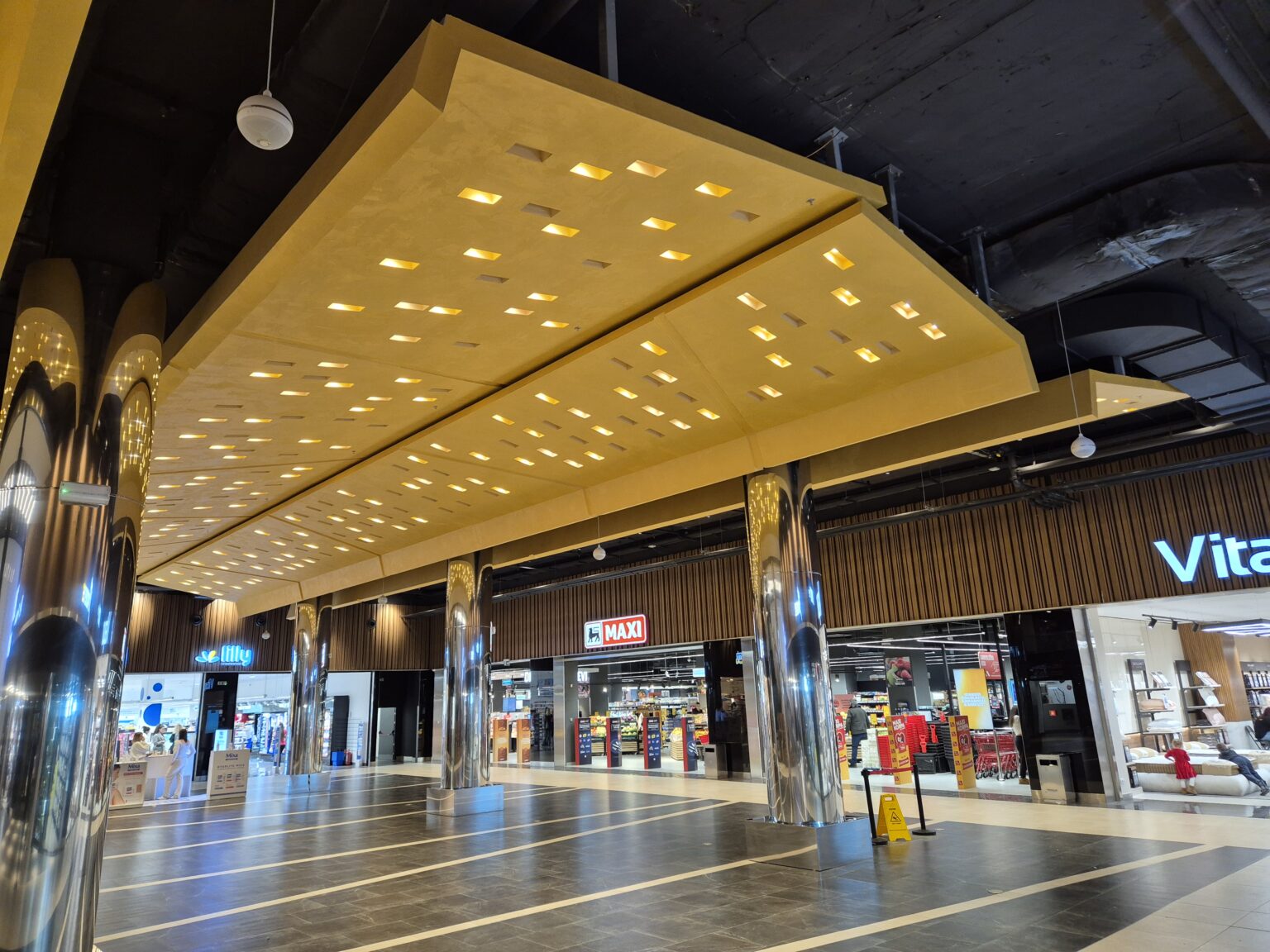 Enterijer trznog centra sa dekorativnim plafonom
