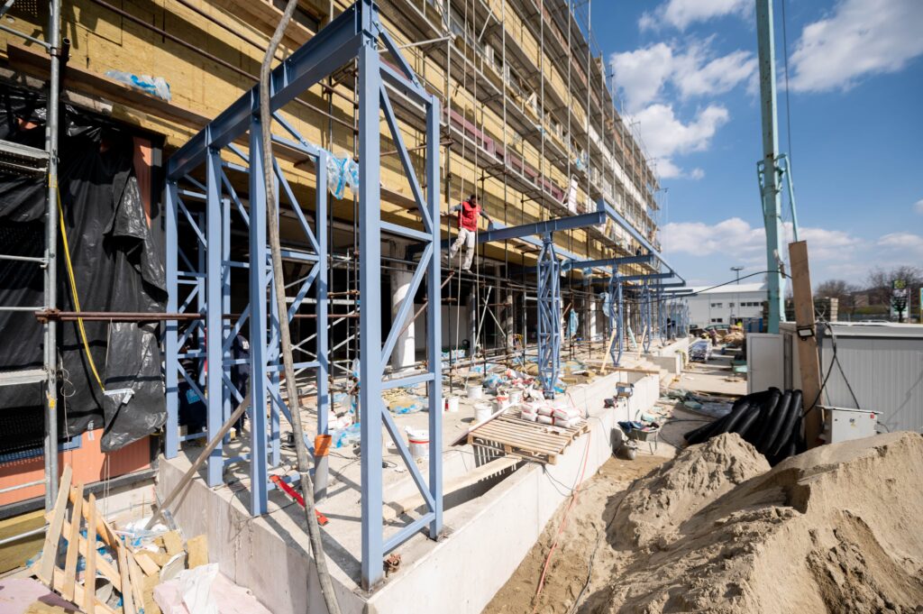 Industrijsko gradiliste sa skelom