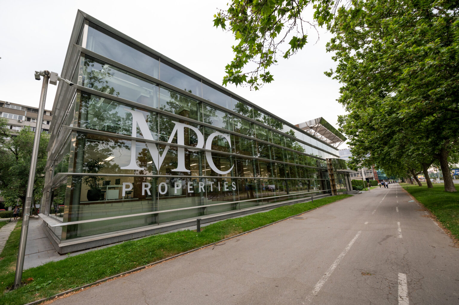 Poslovna zgrada MPC Properties sa staklenom fasadom